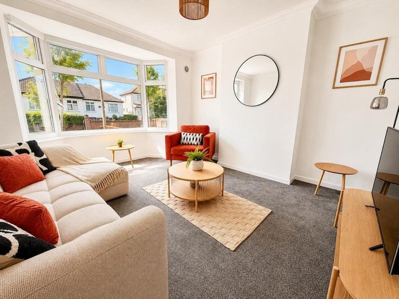 5-Bed House in Beeston, Nottingham | Sleeps 9 | Parking | WiFi