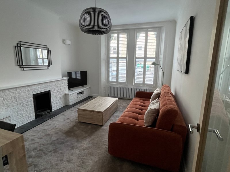 Fully Equipped Stylish Central Flat — Moments from the Beach