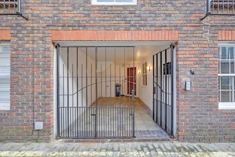 3-Bed, 3-Bath Mews Townhouse with Parking beside Maida Vale Tube