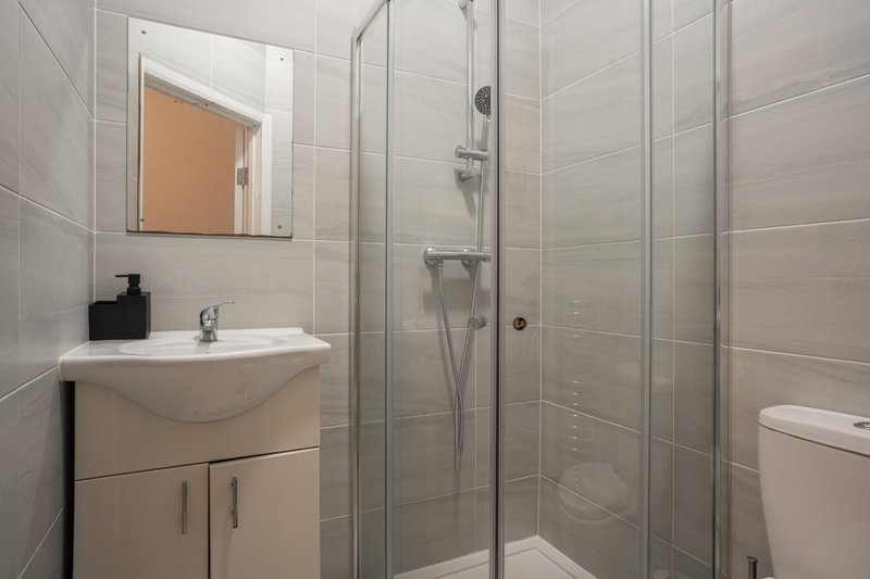 3-Bedroom Maisonette in Edgware, All Bedrooms En-Suite, with Free Parking