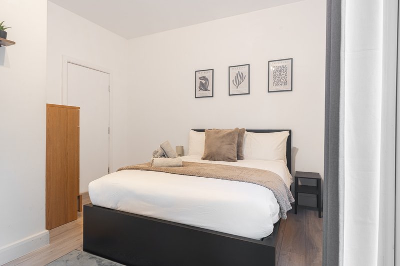 3-Bedroom Maisonette in Edgware, All Bedrooms En-Suite, with Free Parking