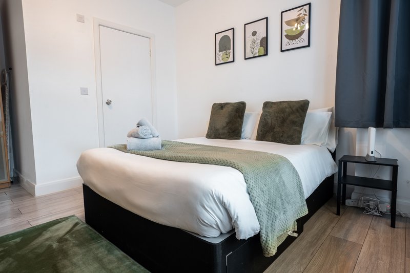3-Bedroom Maisonette in Edgware, All Bedrooms En-Suite, with Free Parking