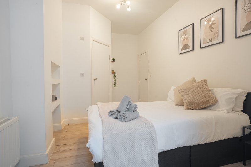 3-Bedroom Maisonette in Edgware, All Bedrooms En-Suite, with Free Parking