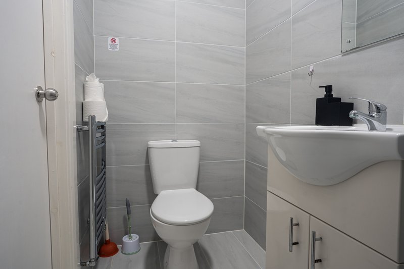 3-Bedroom Maisonette in Edgware, All Bedrooms En-Suite, with Free Parking
