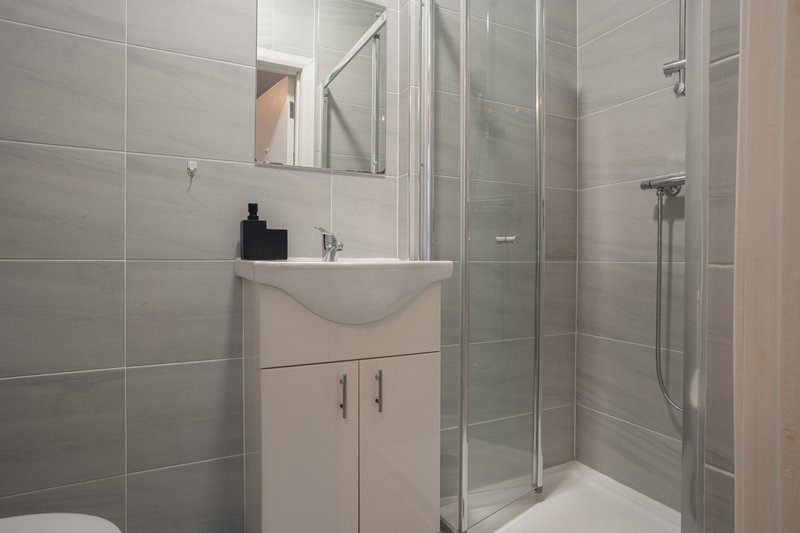 3-Bedroom Maisonette in Edgware, All Bedrooms En-Suite, with Free Parking