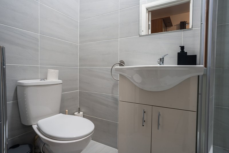3-Bedroom Maisonette in Edgware, All Bedrooms En-Suite, with Free Parking