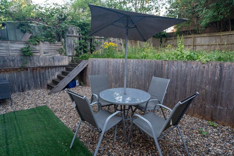 3-Bedroom Maisonette in Edgware, All Bedrooms En-Suite, with Free Parking