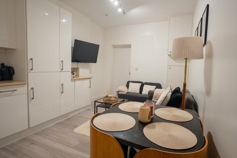 3-Bedroom Maisonette in Edgware, All Bedrooms En-Suite, with Free Parking