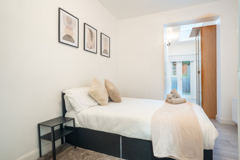 3-Bedroom Maisonette in Edgware, All Bedrooms En-Suite, with Free Parking