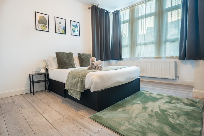 3-Bedroom Maisonette in Edgware, All Bedrooms En-Suite, with Free Parking