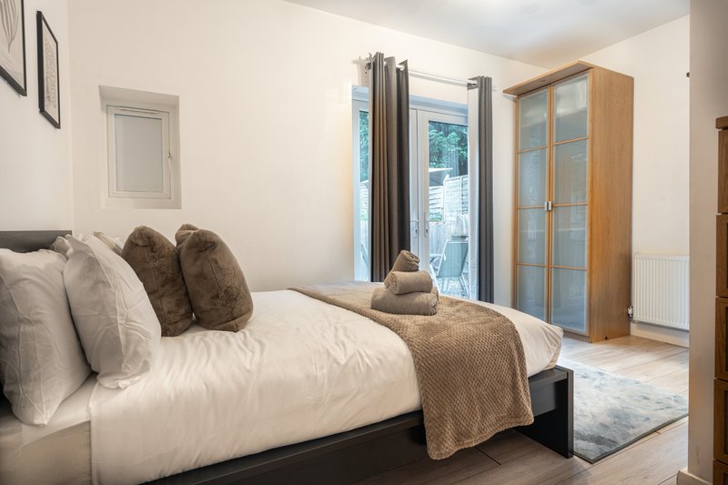 3-Bedroom Maisonette in Edgware, All Bedrooms En-Suite, with Free Parking