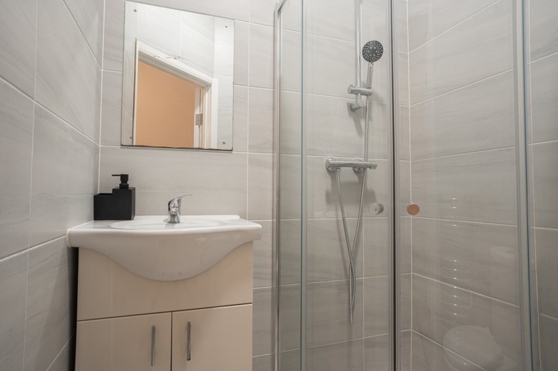 3-Bedroom Maisonette in Edgware, All Bedrooms En-Suite, with Free Parking