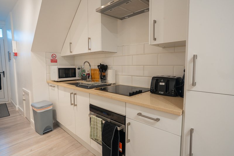 3-Bedroom Maisonette in Edgware, All Bedrooms En-Suite, with Free Parking