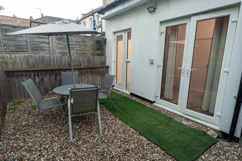 3-Bedroom Maisonette in Edgware, All Bedrooms En-Suite, with Free Parking