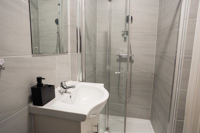 3-Bedroom Maisonette in Edgware, All Bedrooms En-Suite, with Free Parking