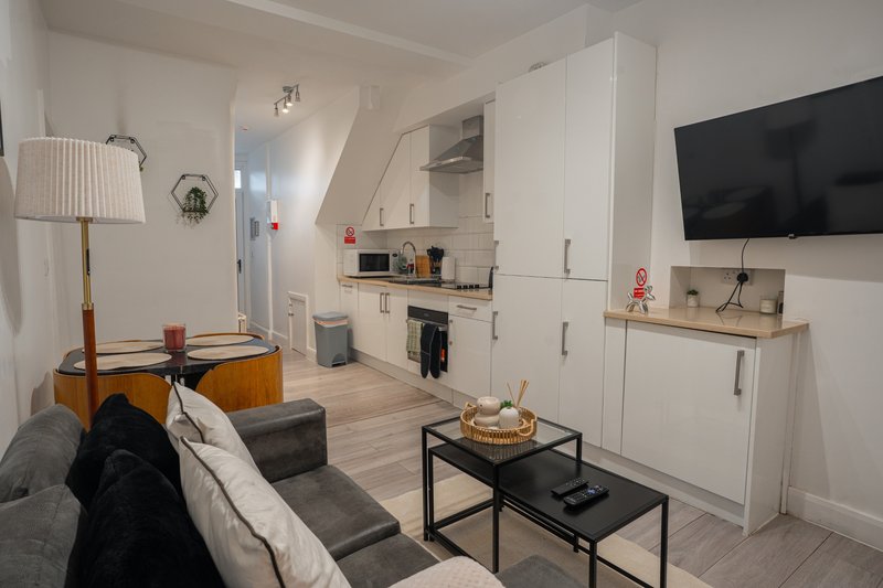 3-Bedroom Maisonette in Edgware, All Bedrooms En-Suite, with Free Parking