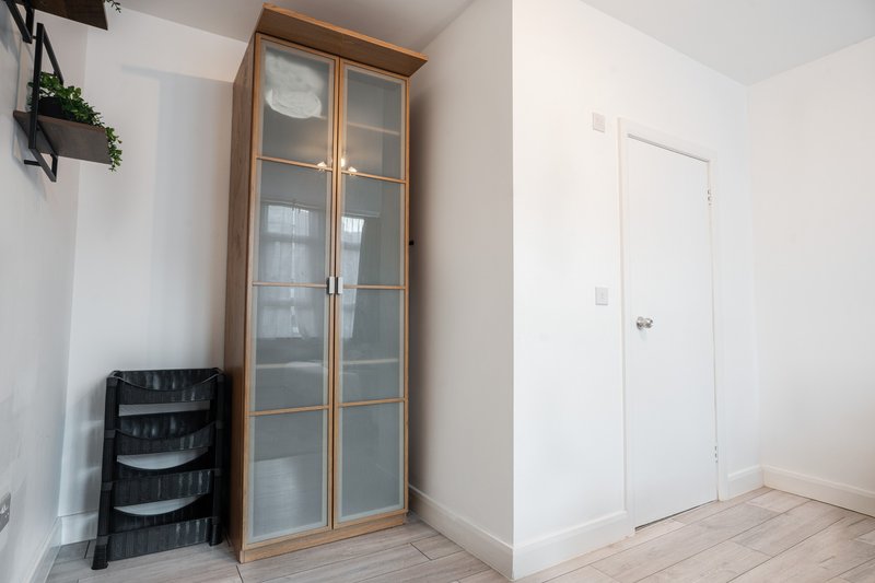 3-Bedroom Maisonette in Edgware, All Bedrooms En-Suite, with Free Parking