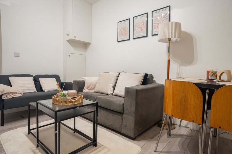 3-Bedroom Maisonette in Edgware, All Bedrooms En-Suite, with Free Parking