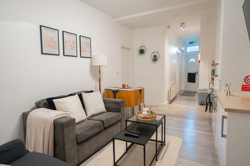 3-Bedroom Maisonette in Edgware, All Bedrooms En-Suite, with Free Parking