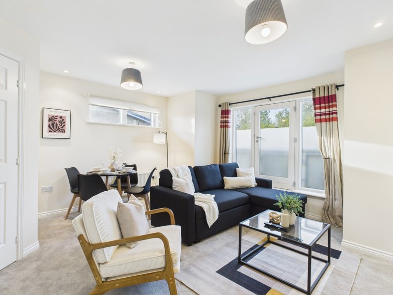 Stylish Cheltenham Apartment | Spacious | Parking