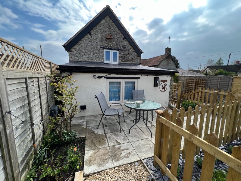 The Dog House, Mere - 1 Bed Cottage with Parking and EV Charger