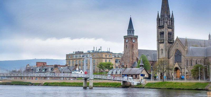 Riverside Gardens, 2-Bedroom Apartment by the River Ness, Inverness, Sleeps 4