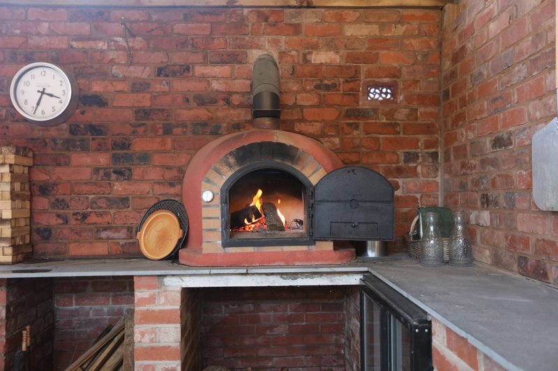 Fire up the pizza oven! After a hard day at work, kick back and make your own delicious pizza in this fantastic traditional outdoor pizza oven.