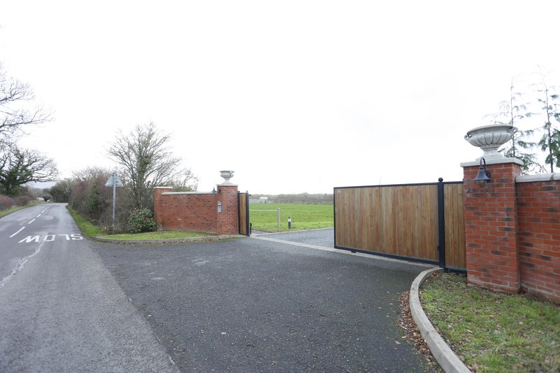 Easy access and plenty of space! The property is set behind secure private gates with a large driveway, making arrival and parking simple and convenient for contractors and working groups.