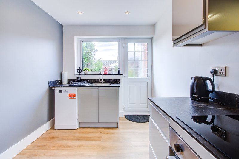 4-Bedroom Bungalow near Colchester with Garden and Driveway for 4 Cars, Sleeps 8