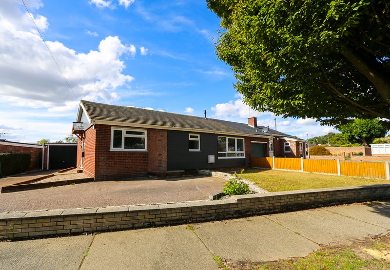 4-Bedroom Bungalow near Colchester with Garden and Driveway for 4 Cars, Sleeps 8