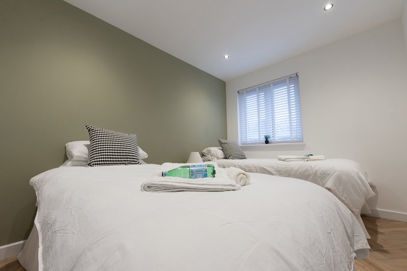 Stylish 1BR House with Garden & Parking