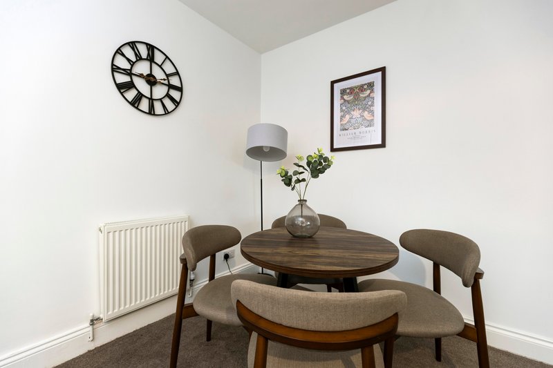 The Cosy Pavilion: Stylish 2BR Free Street Parking