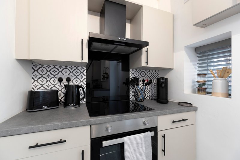 The Cosy Pavilion: Stylish 2BR Free Street Parking