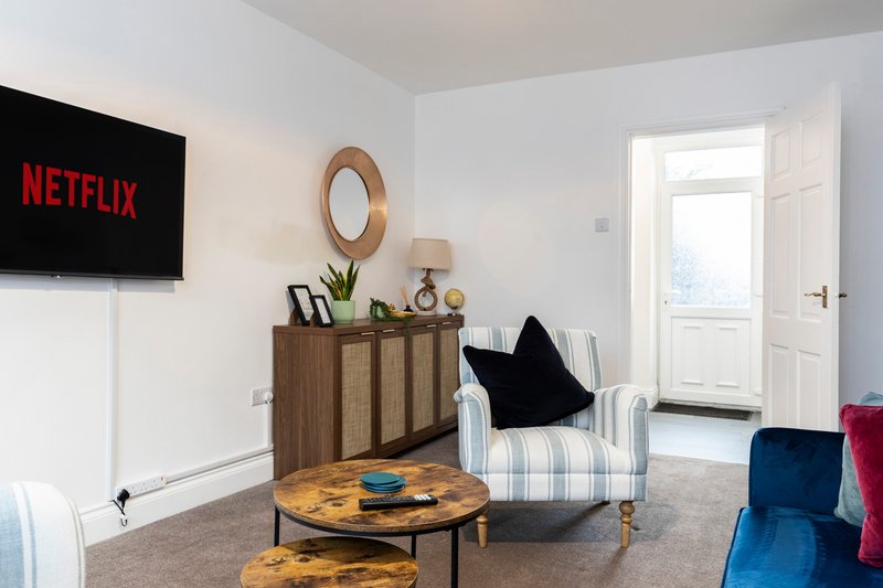 The Cosy Pavilion: Stylish 2BR Free Street Parking
