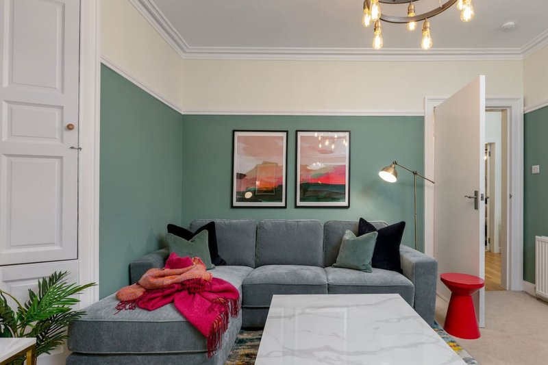 Charming & Cosy: Your Cambusbarron Getaway