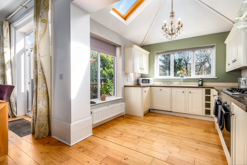 Modern 6 bedroom with Parking in Bedford