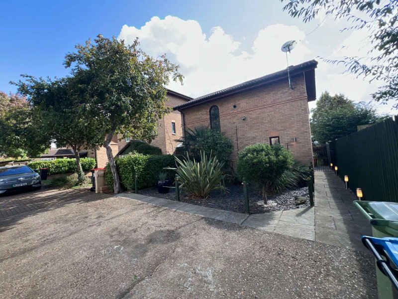 MK 2 bed house. Comfy, Quiet, Clean, Fast Wifi, Great Shower, Parking and Garden