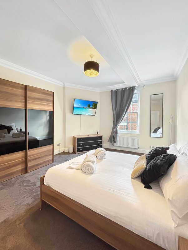 Amaya Fourteen Two-bed apartment with, contractor-friendly. In town centre and close to A1 A46 A52