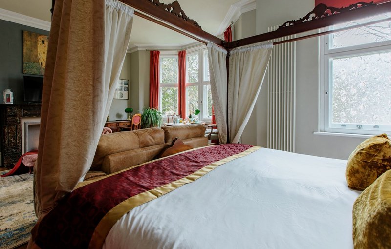 The Suite at 82 Cathedral | Central Cardiff | King 4-Poster, Private Parking & WiFi