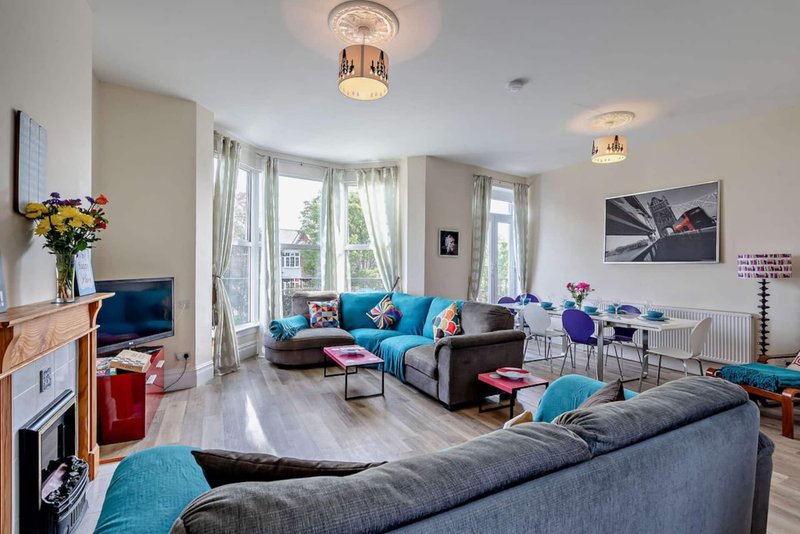 Dizzy Heights: 4-Bedroom Townhouse with Swanage Bay Views, 4 Bathrooms, Garden, Sleeps 11