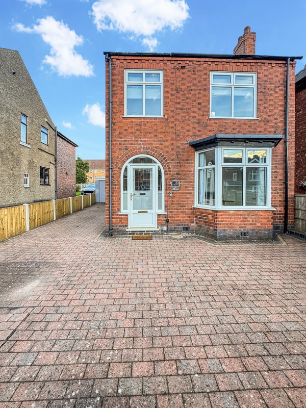 Sleeps 8 4 bed Heanor with Garden & Driveway