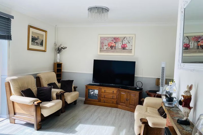 Spacious 5 Bedroom Family Home with Parking | Isle of Wight