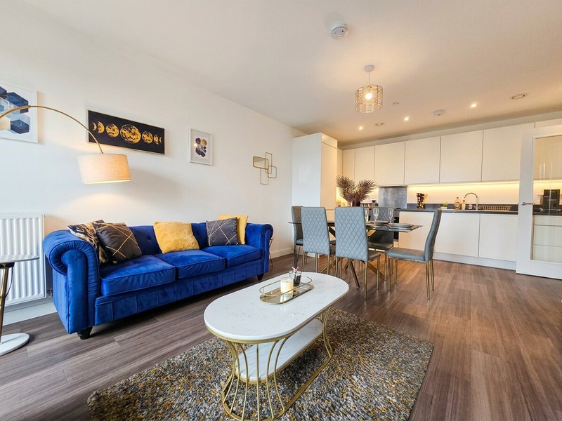 Modern 3-Bed 2-Bath Flat · Sleeps 7 · Mins to HS2 Old Oak Common & Wembley · Fast WiFi + Workspace