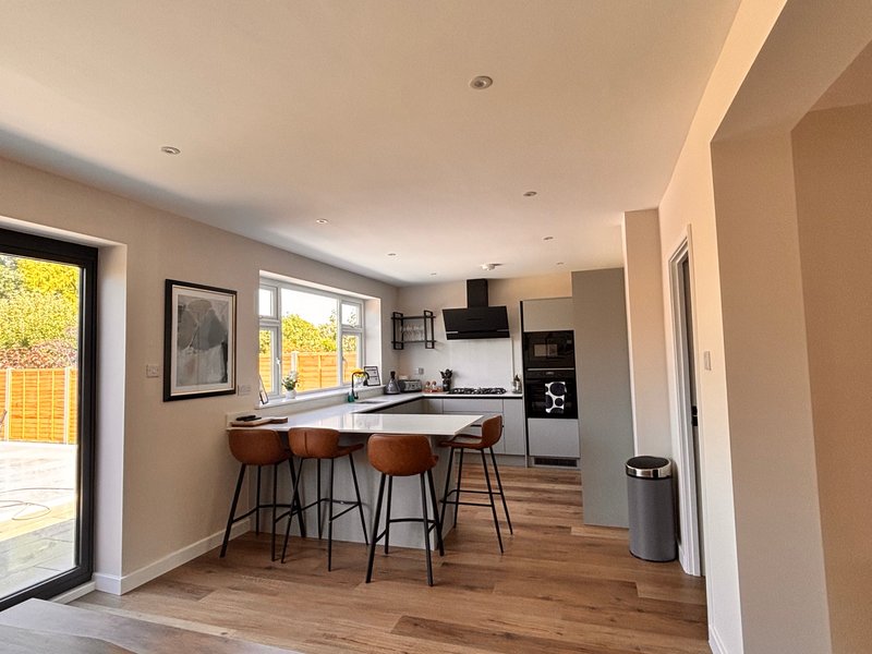 5-Bed Contractor House, Walton on Thames Surrey | Van Parking, EV | Nr Kingston & Woking | Sleeps 8