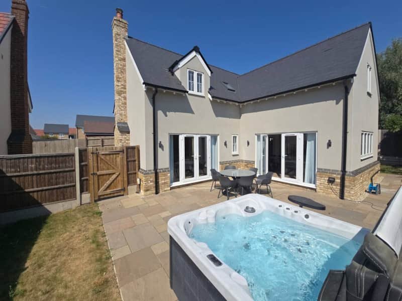 The Kingfisher Sleep 10 5BR Near Stansted Airport WIFI Parking