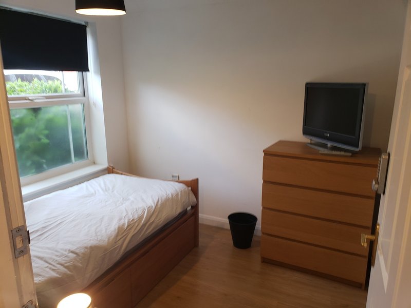Ground floor single bedroom with ensuite shower room
