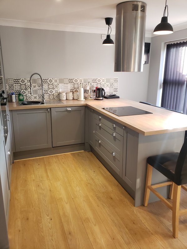 Contemporary fully equipped kitchen/diner with built in appliances