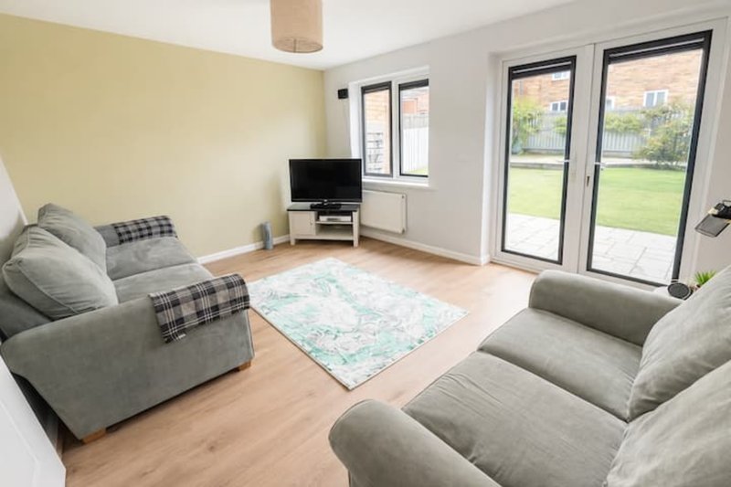 Emerald House | 3BR Sleeps 5 | Central | Parking
