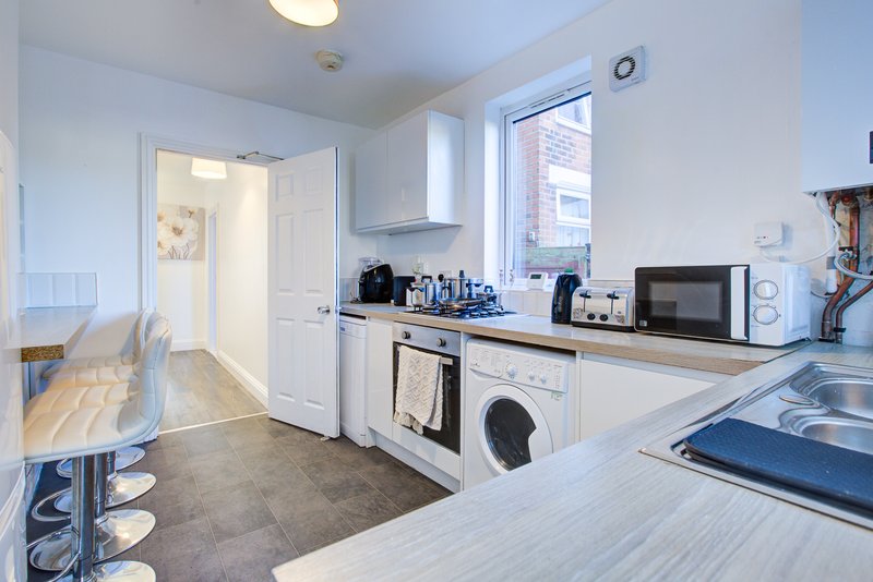 5-Bedroom House in Central Colchester with 2 En-Suites, Sleeps 11