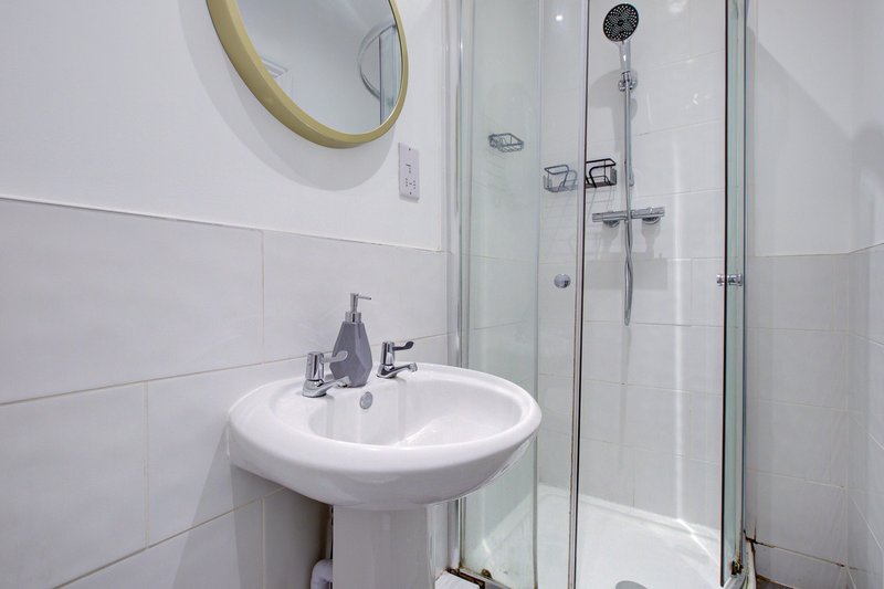 5-Bedroom House in Central Colchester with 2 En-Suites, Sleeps 11